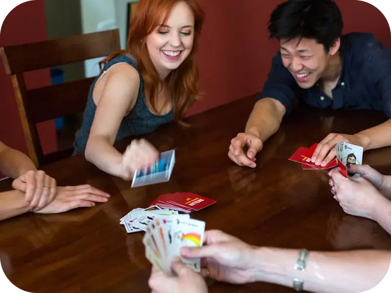 Jugando: Exploding Kittens - Juego de Cartas Jugando: Exploding Kittens - Juego de Cartas | TOP TOYS